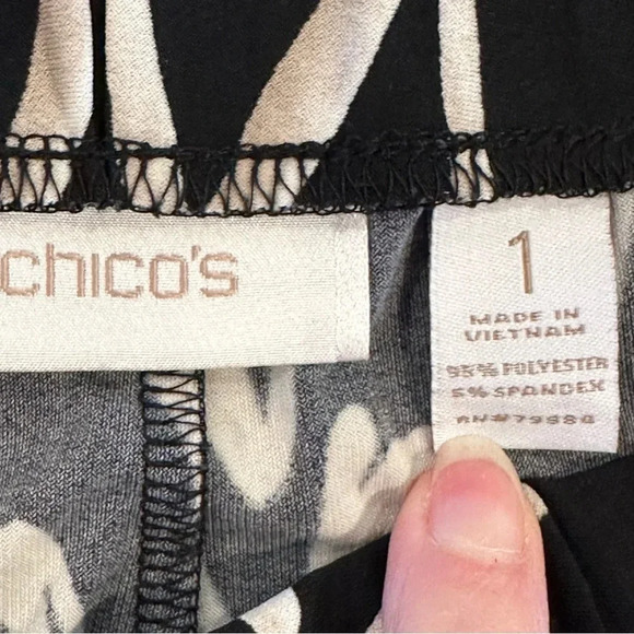 Chicos Tiered Traveler Pull-On Pants Wide Leg Chevron Print Black & Tan Size 8 - Picture 7 of 9